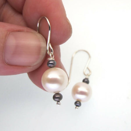 White & black fresh water pearls earrings