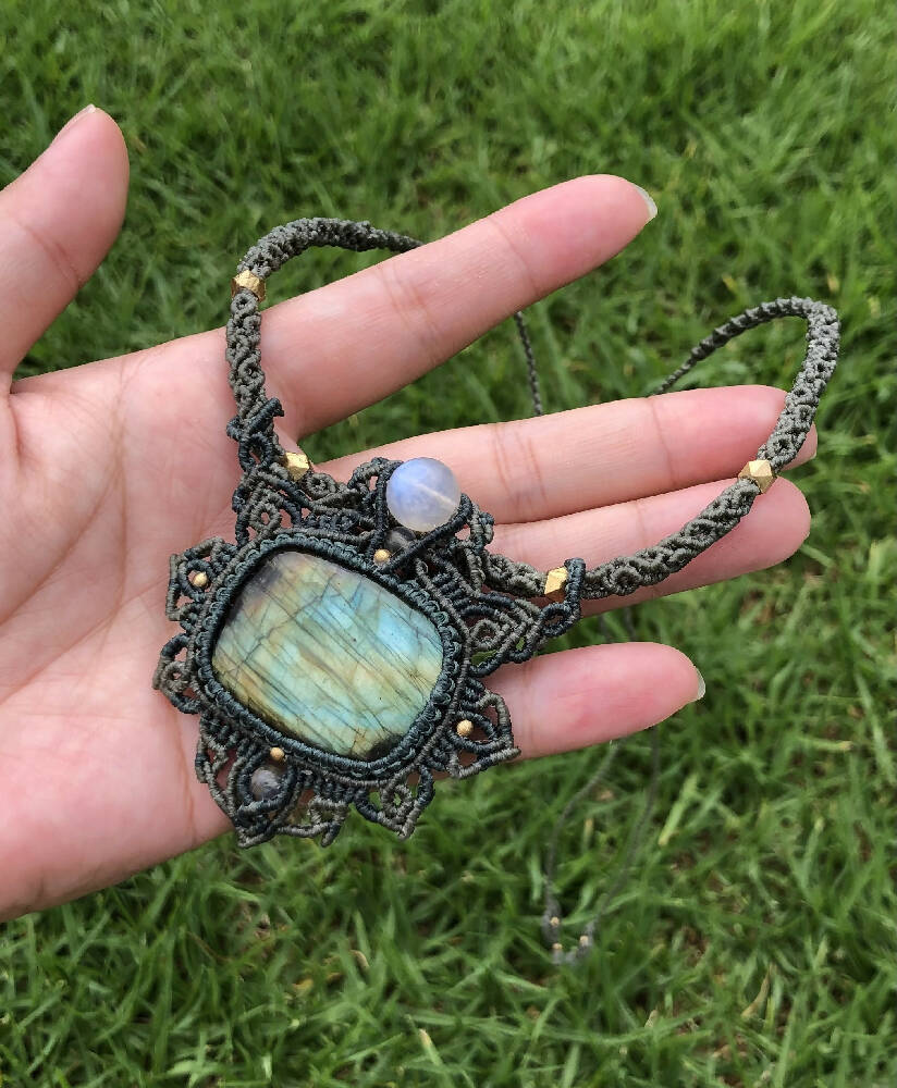 24003-macrmae necklace with Labradorite stone and moonstone bead