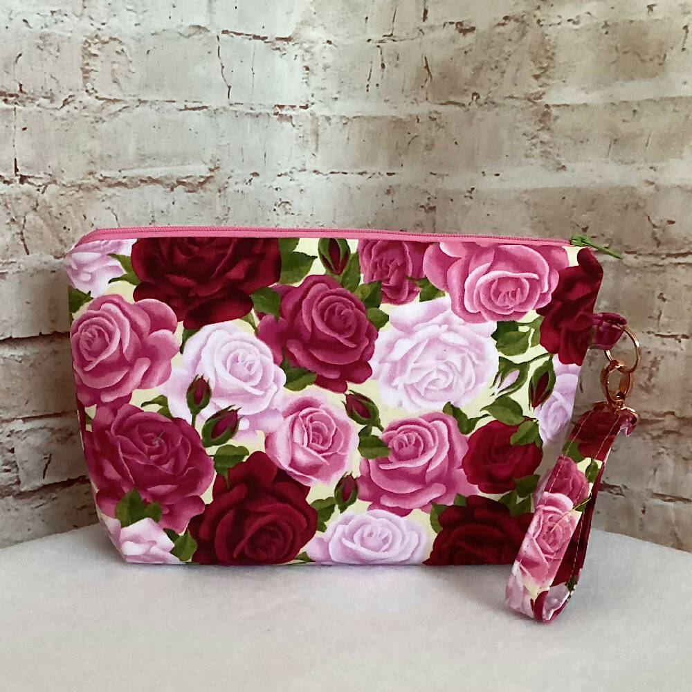 Pink Roses clutch purse with detachable wristlet. (Approx. 24cm x 17cm - 5cm gusset)