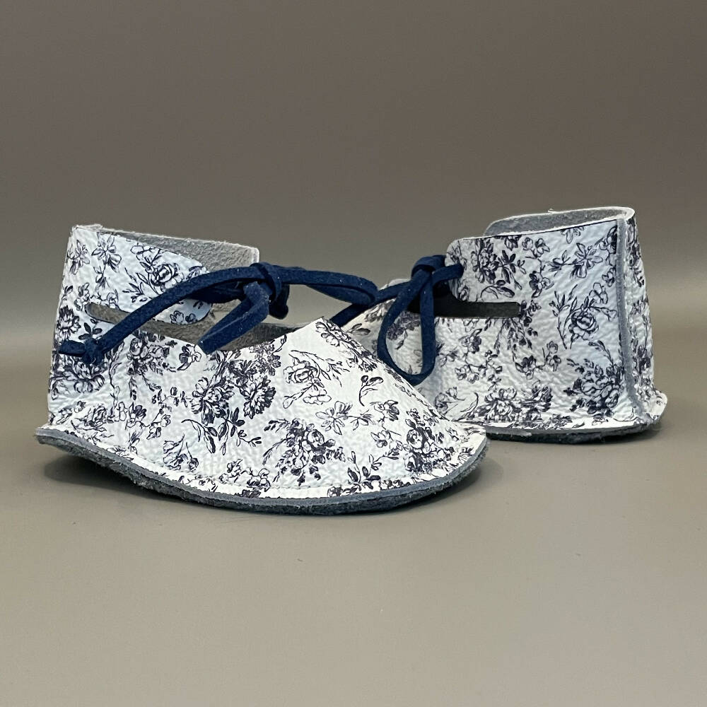 Bue floral ankle tie shoe size S