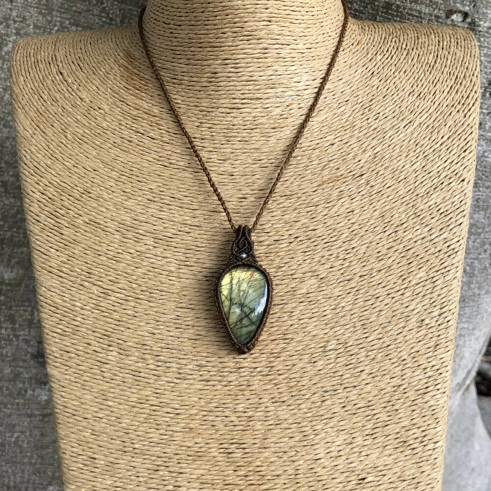 M041-Macrame gold flashy labradorite pendant, handmade crystal necklace,unique gift