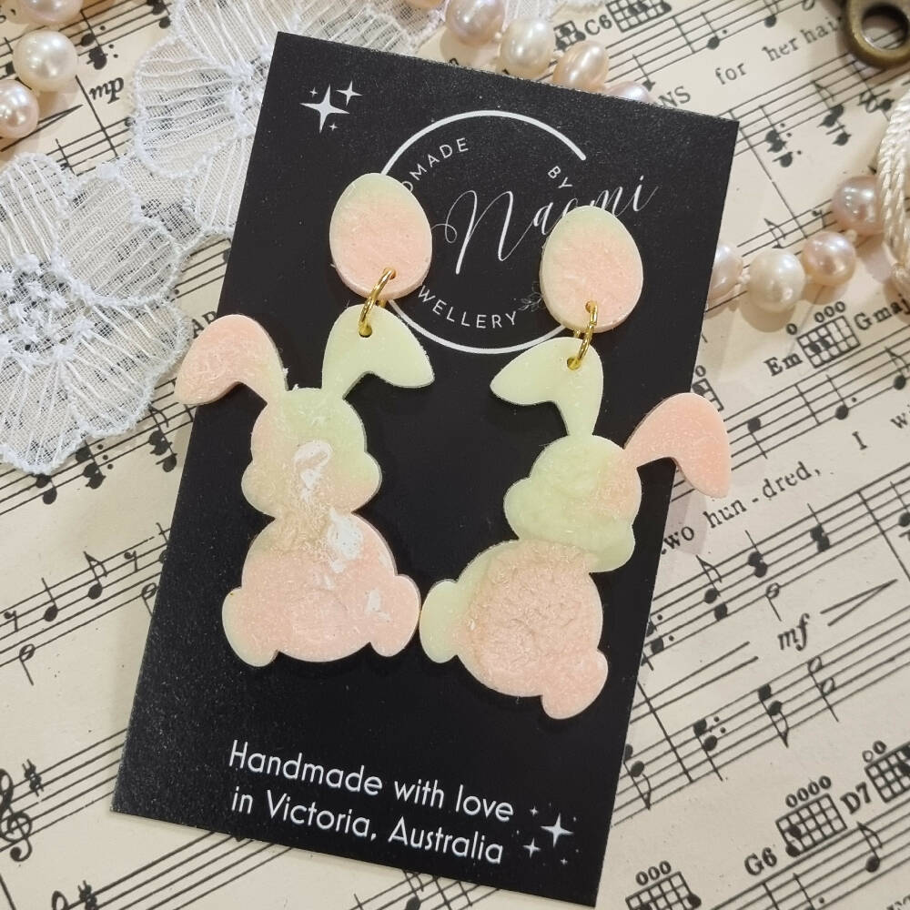 Pastel resin rabbit and egg dangle earrings ?