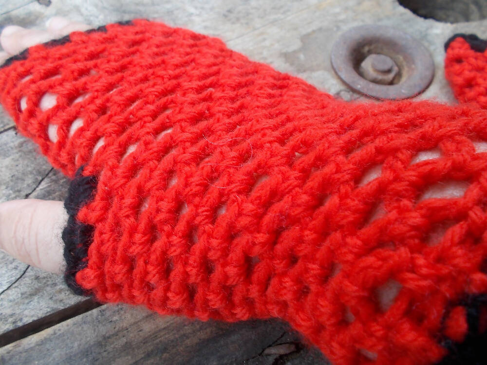 crocheted fingerless mitts. pure wool size M