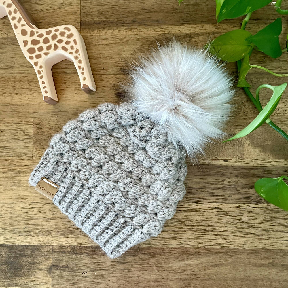 Handmade-baby-beanie-with-faux-fur-pom_Natural