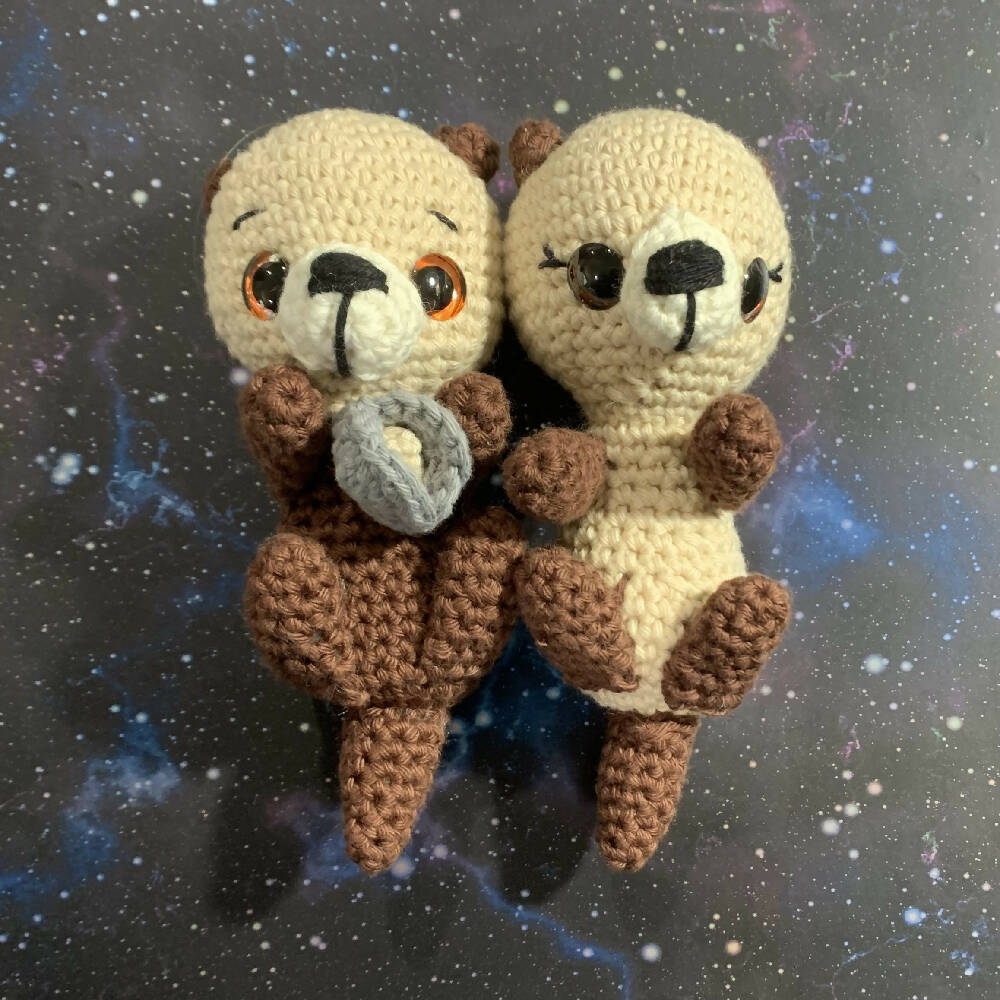 Crochet otter pair with clamshell