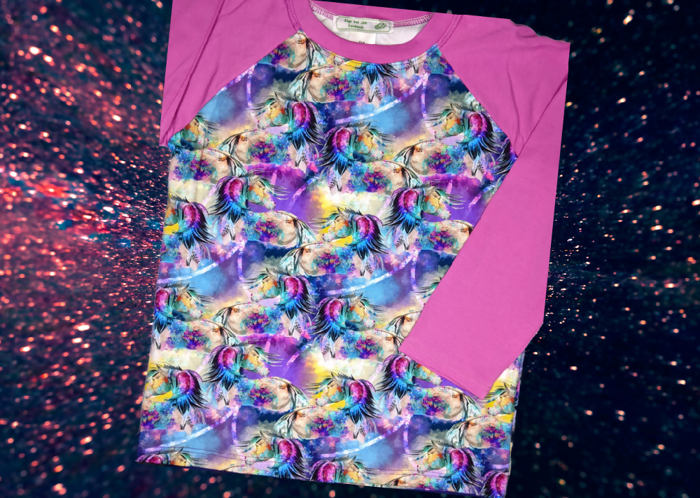 Irridescent Horse Tee Mulberry Sleeves_InPixio_InPixio_N_InPixio_SX