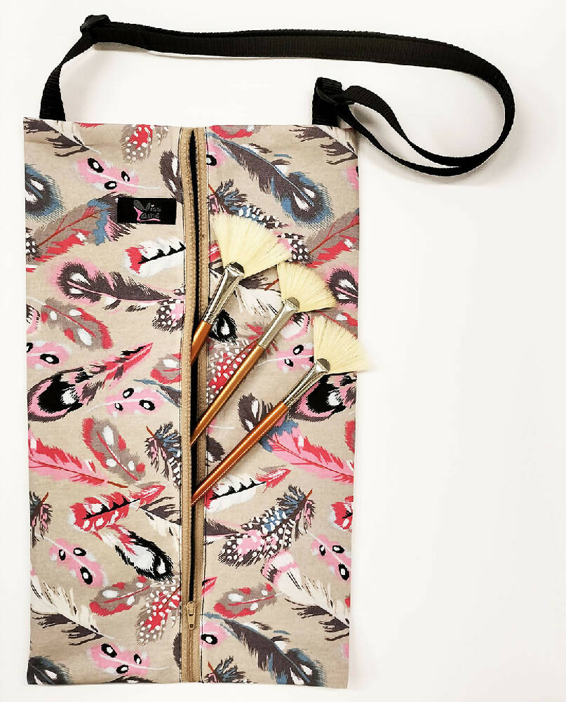 Accessory waterproof bag with adjustable strap. Feather print