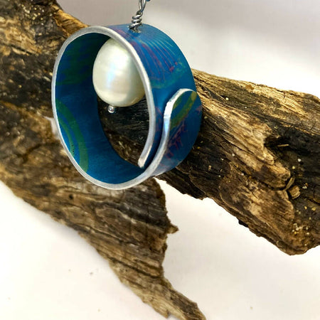 Anodised aluminium pendant with pearl