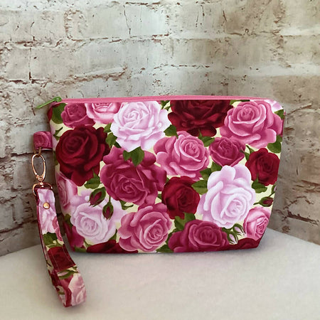 Pink Roses clutch purse with detachable wristlet. (Approx. 24cm x 17cm - 5cm gusset)