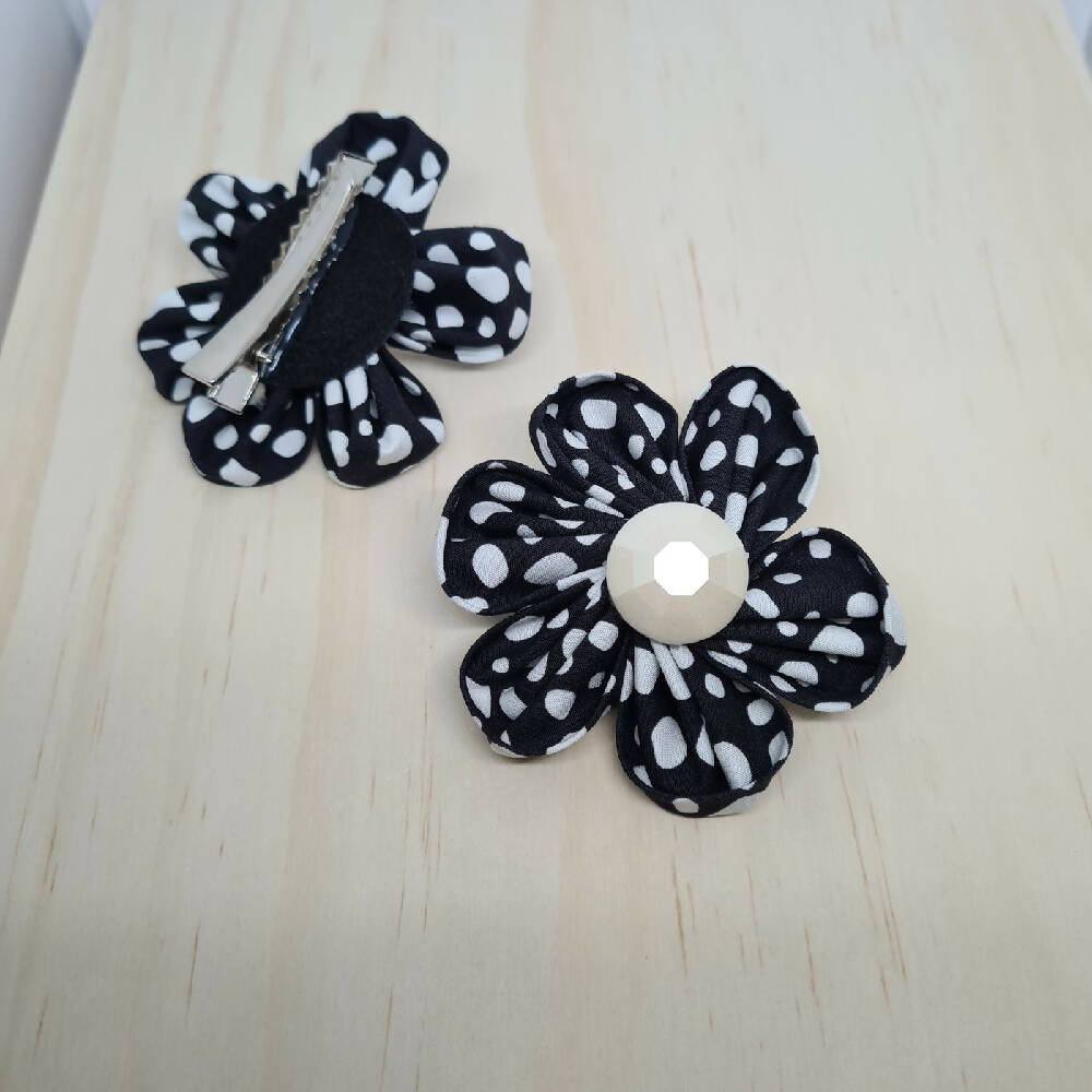 Flower Bloom Black White Spot Addicted to Butotns (3)