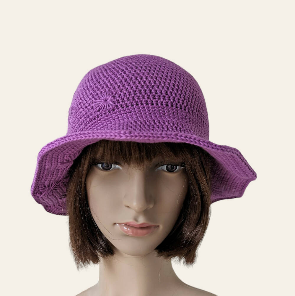 Women cotton crochet hat with brim and no embellishments
