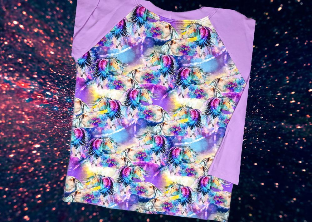 Irridescent Horse Tee Back Mauve sleeves_InPixio_InPixio_N_InPixio_SX