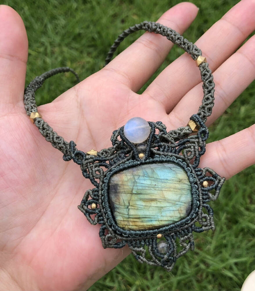 24003-macrmae necklace with Labradorite stone and moonstone bead
