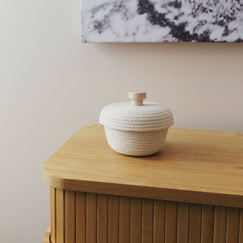 Small 'acorn' bowl with lid and timber handle