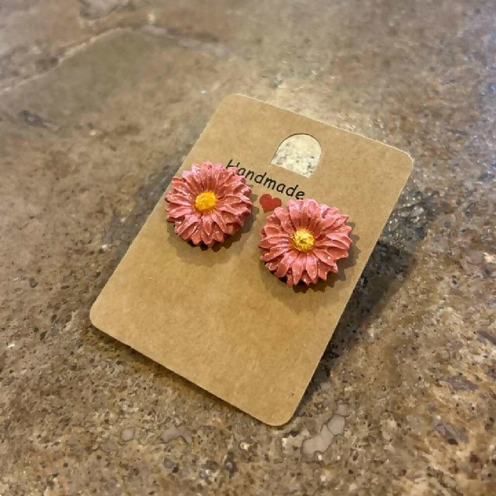 Pink daisy earring studs (gloss)