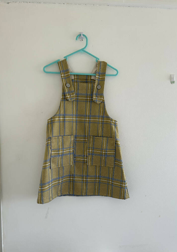 Simple and elegant overall dress size 6