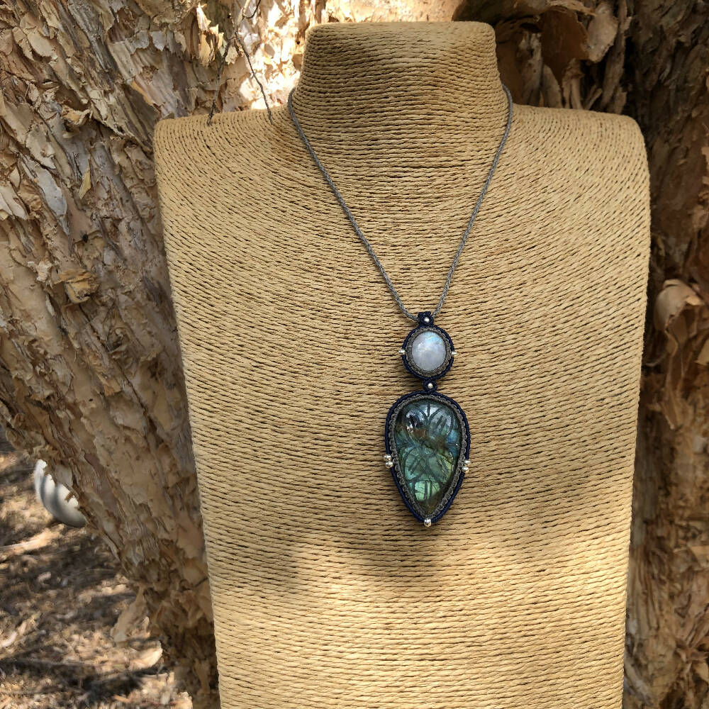 M048-Macrame labradorite & moonstone necklace, handcrafted jewelry with labradorite and moonstone