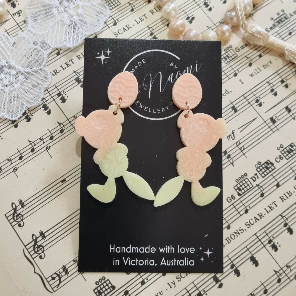 Pastel resin rabbit and egg dangle earrings ?