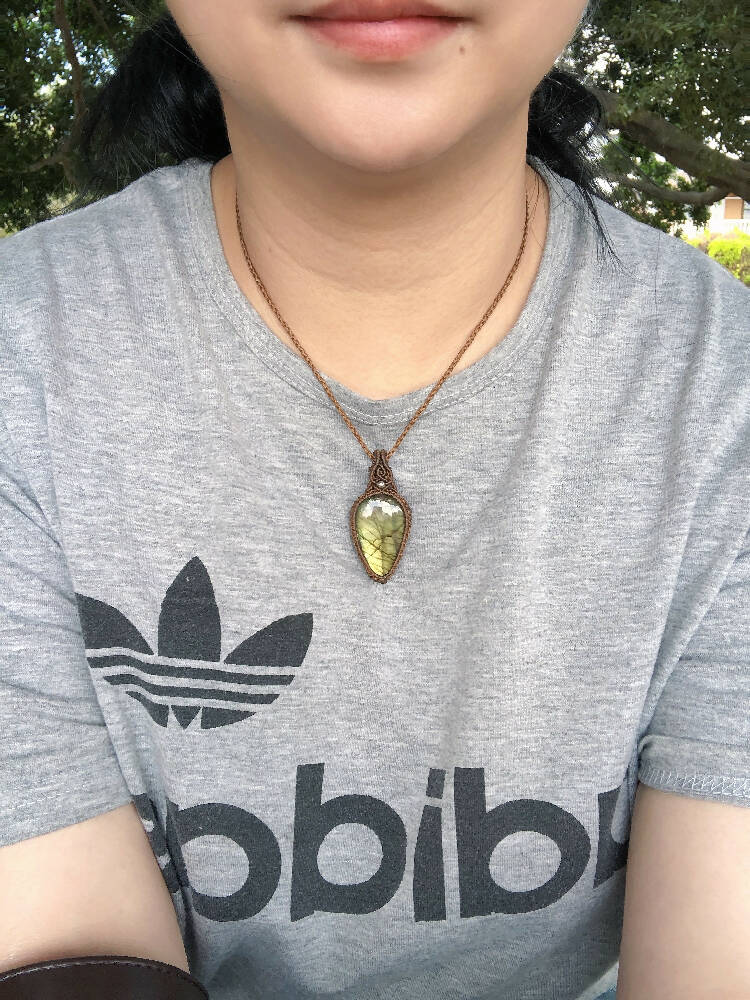 M041-Macrame gold flashy labradorite pendant, handmade crystal necklace,unique gift