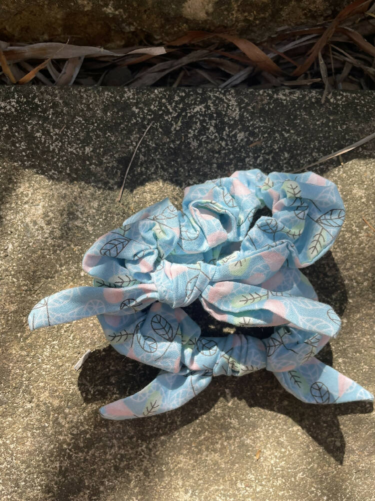 Tie scrunchie blue and pink leaf pattern