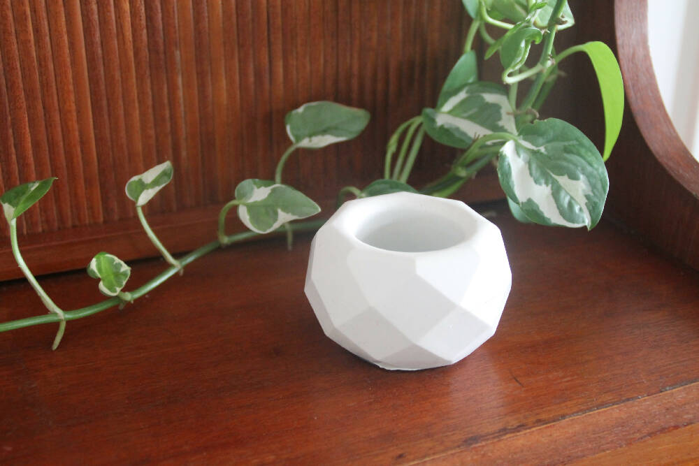 Faceted Tea Light Holder - Jesmonite - Ceramic like - handmade Lila Designs