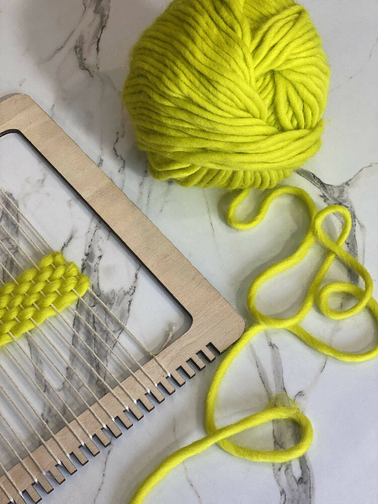 Small loom and needle with yarn 2